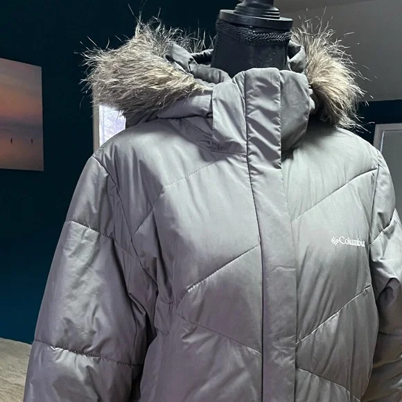 Women’s Columbia long jacket Size L removable fur - Picture 3 of 9